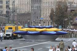 На площі Майдан Незалежності - останні приготування до військового параду