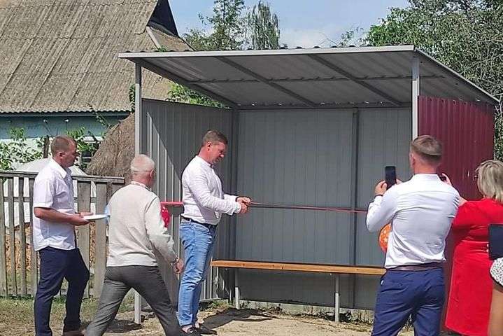 На Чернігівщині напередодні Дня Незалежності місцевий депутат відкрив… зупинку