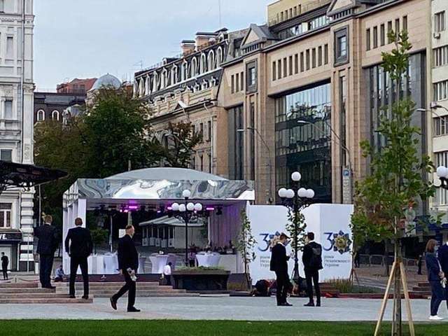 Святковий намет біля Національної опери за 3 млн грн: з'явилися перші фото