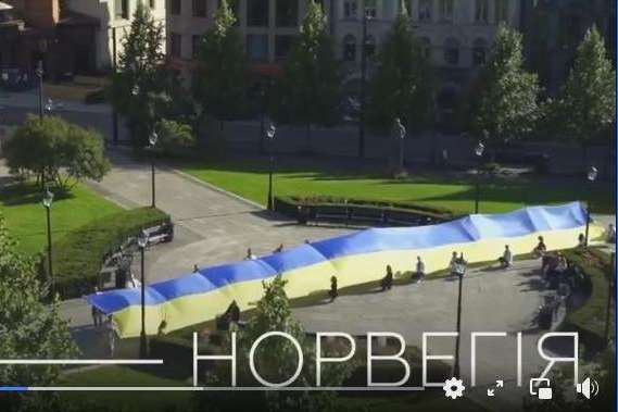 Українські громади у всіх куточках світу розгорнули 30-метрові стяги (відео)