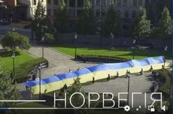 Українські громади у всіх куточках світу розгорнули 30-метрові стяги (відео)