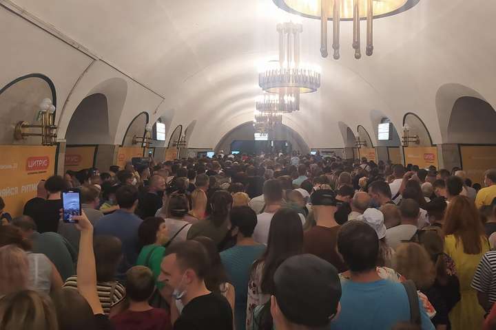 У київському метро на День Незалежності виникла страшна давка (фото)
