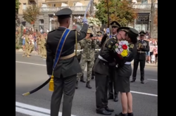 В Киеве во время репетиции парада военнослужащий сделал предложение любимой (видео)