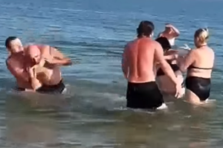 У Бердянську туристи на пляжі побилися через медуз (відео)