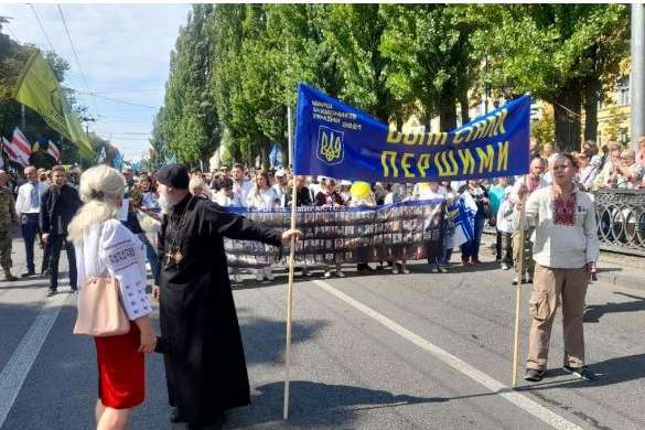 Учасники Маршу захисників України розпочали урочисту ходу Києвом (фото)