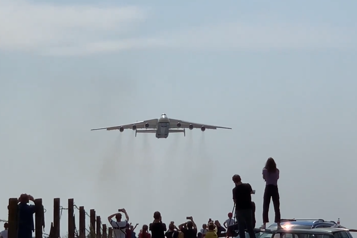 Парад літаків: з'явилося ефектне відео з аеропорту в Гостомелі