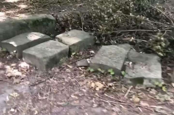 У Рівному на єврейському кладовищі велосипедисти влаштували трампліни з надгробків (відео)