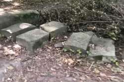 У Рівному на єврейському кладовищі велосипедисти влаштували трампліни з надгробків (відео)