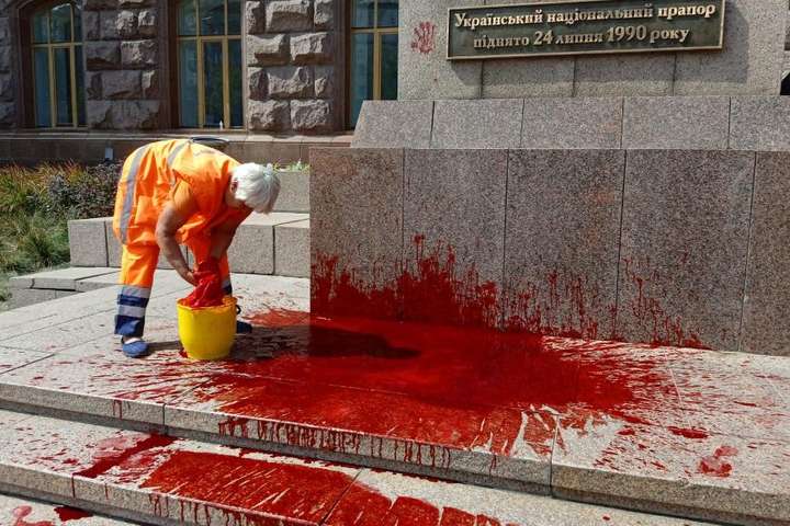 У Києві після параду невідомий облив червоною фарбою сходи КМДА (фото)