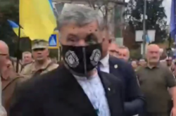 У Києві невідомі облили Порошенка зеленкою (відео)