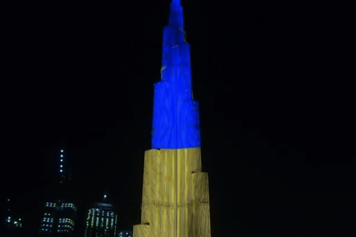 Найвищий хмарочос у світі підсвітили в кольори прапора України (відео)