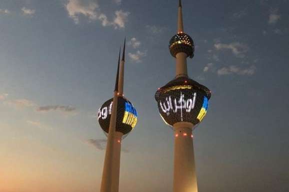 На «Кувейтських вежах» з'явився синьо-жовтий прапор (фото)