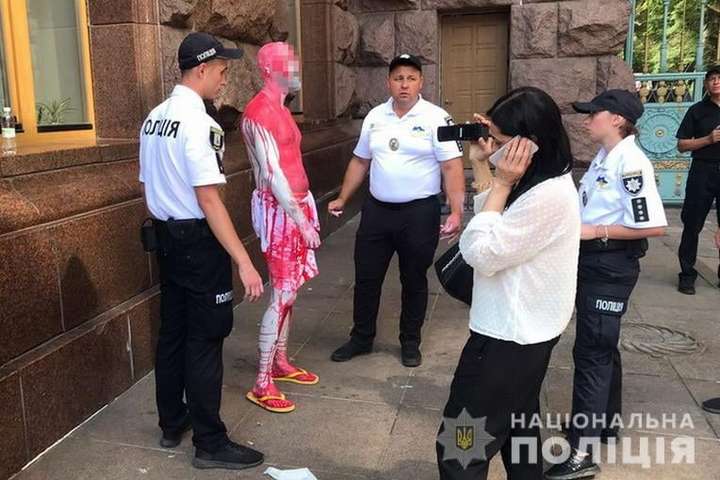 Поліція затримала чоловіка, що облив фарбою себе і флагшток на Хрещатику (фото)