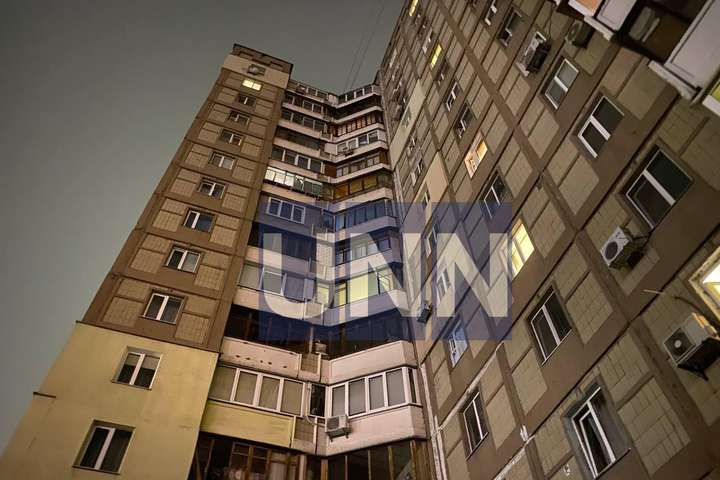 Трагедія в Києві: чоловік викинув жінку з балкона (фото)