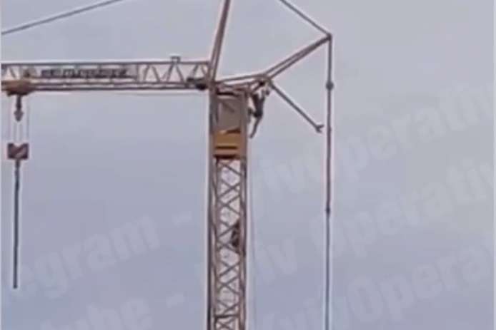 У Києві напівголий чоловік заліз на будівельний кран і зірвався (відео)