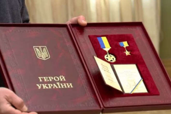 Кримські нардепи, що працюють з окупантами РФ, досі мають звання Героя України (список)