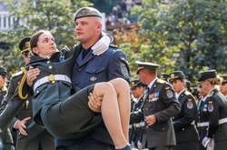 Військова, що знепритомніла під час параду, стала героїнею соцмереж (фото)