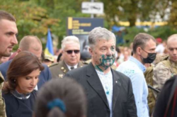 Полиция установила личность мужчины, который облил зеленкой Порошенко