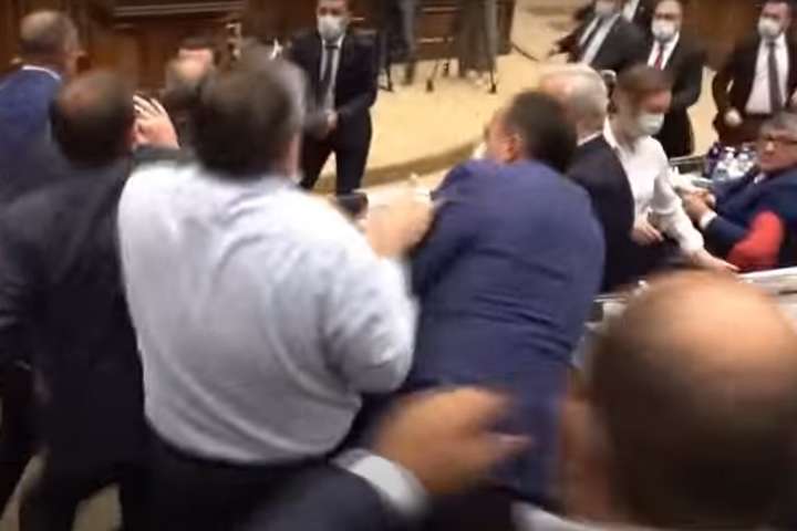 У парламенті Вірменії «гаряче»: депутати билися та кидалися пляшками (відео)
