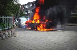Новенький електромобіль спалахнув прямо посеред вулиці (відео)