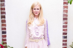 54-летняя Николь Кидман в топе с глубоким декольте влюбила в себя фанатов (фото)