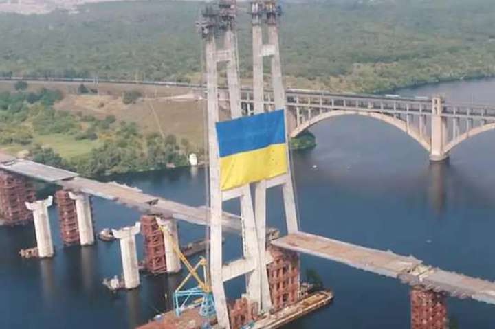 «Запорожсталь» установила флаг Украины на самой высокой точке над Днепром, в Черкасской области открыли арт-объект
