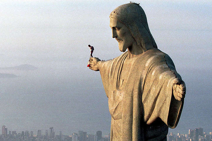 У Бразилії французи забралися на статую Христа (фото)
