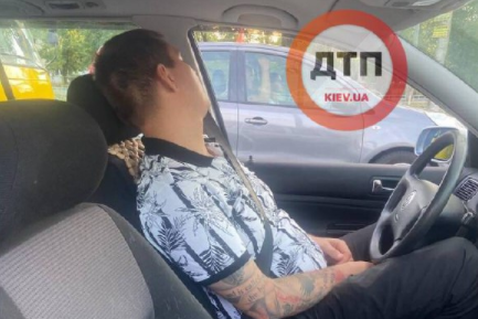 У Києві п’яний, як чіп, водій заснув за кермом у заторі (фото, відео)