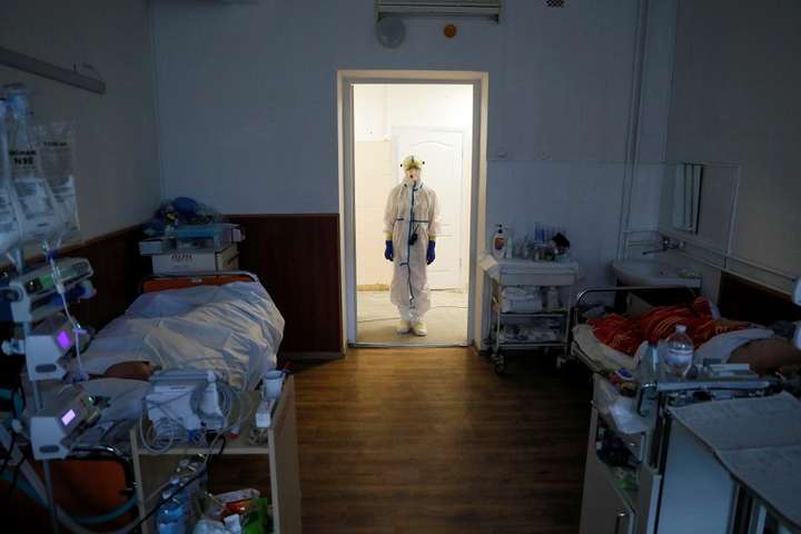 З підозрою чи підтвердженим діагнозом госпіталізували 464 людини - В Україні виявили понад півтори тисячі нових хворих на коронавірус 
