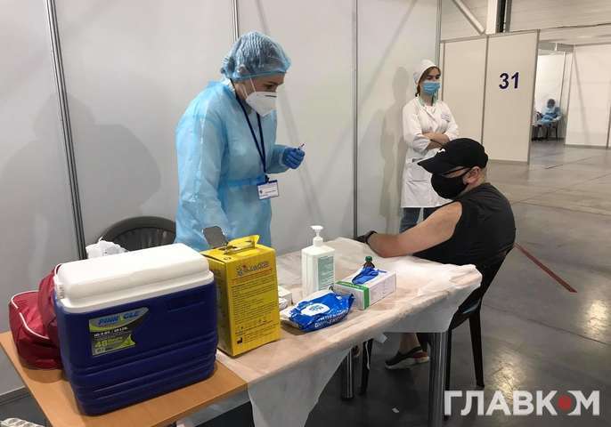 Якою вакциною українці щеплюються найчастіше: МОЗ склав рейтинг 