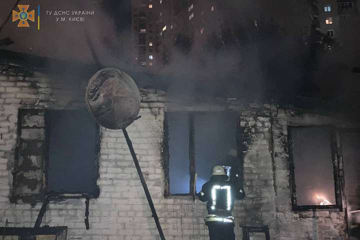 Нічна пожежа на Позняках: рятувальники повідомили подробиці (фото)