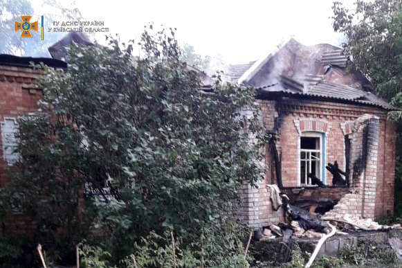 У палаючому будинку на Київщині рятувальники виявили тіла двох людей