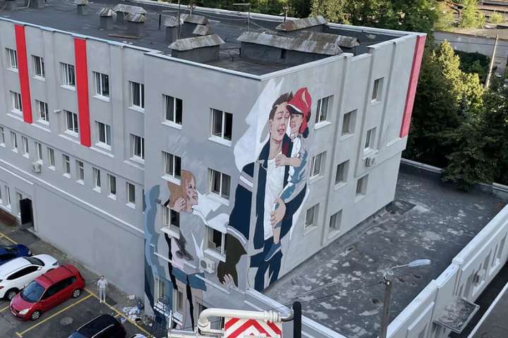 Художниці прикрасили будівлю рятувальників у Києві гігантським муралом (фото)