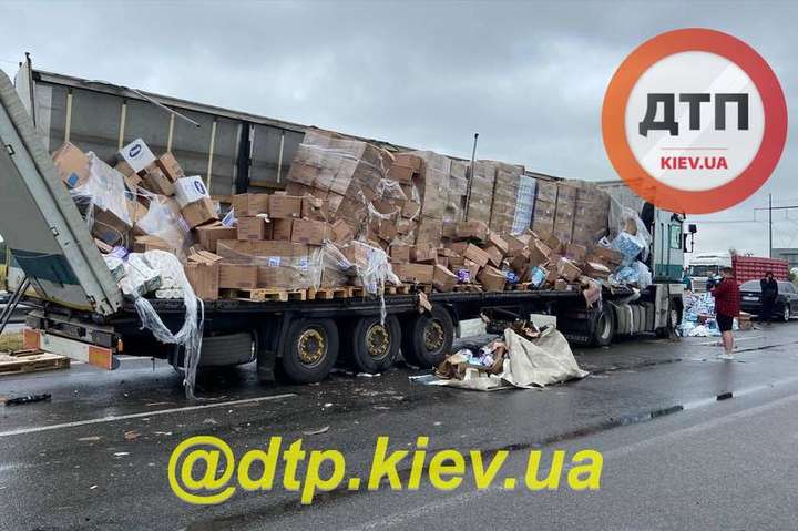 Під Києвом не розминулися дві вантажівки, багаж розкидано по всій дорозі (фото)