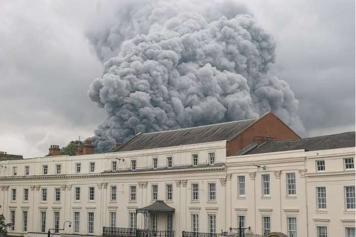 Масштабна пожежа в Англії: на місці інциденту лунають вибухи (фото, відео)