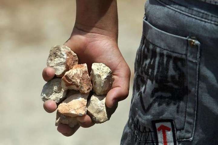 Юнаки на смерть закидали камінням двох мешканців Донеччини