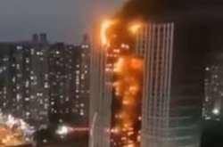 У Китаї спалахнув хмарочос (відео)