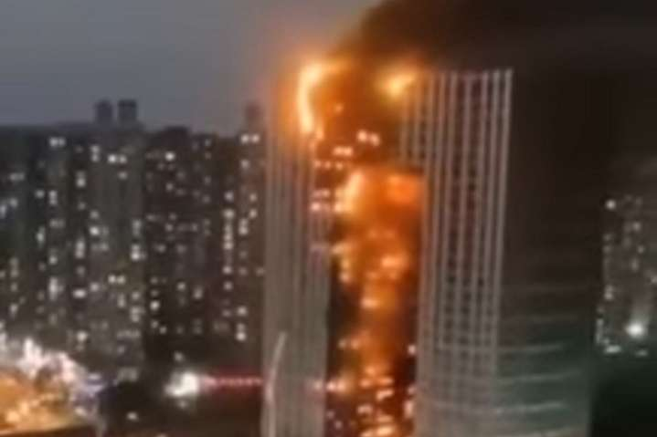 В Китае вспыхнул небоскреб (видео)