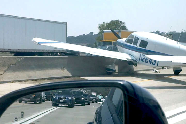 Літак протаранив автівку при аварійній посадці посеред траси (відео)