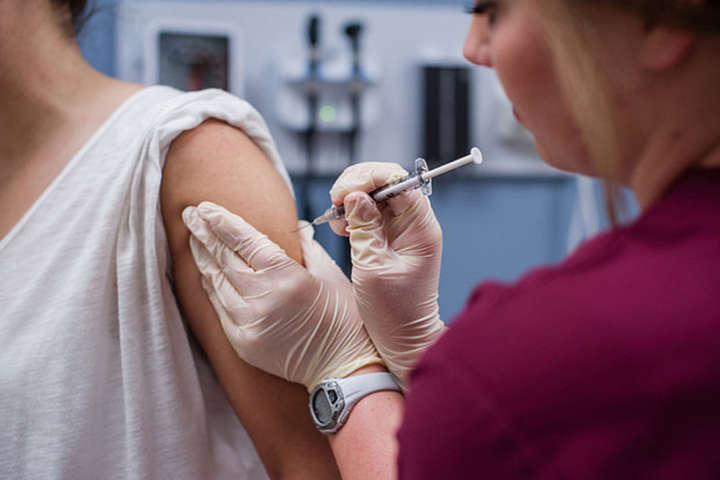 Минулої доби в Україні від коронавірусу вакцинували понад 166 тисяч людей