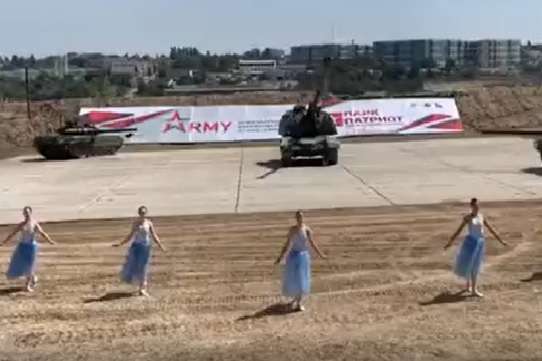 В окупованому Севастополі танцівниці вальсували з танками (відео)