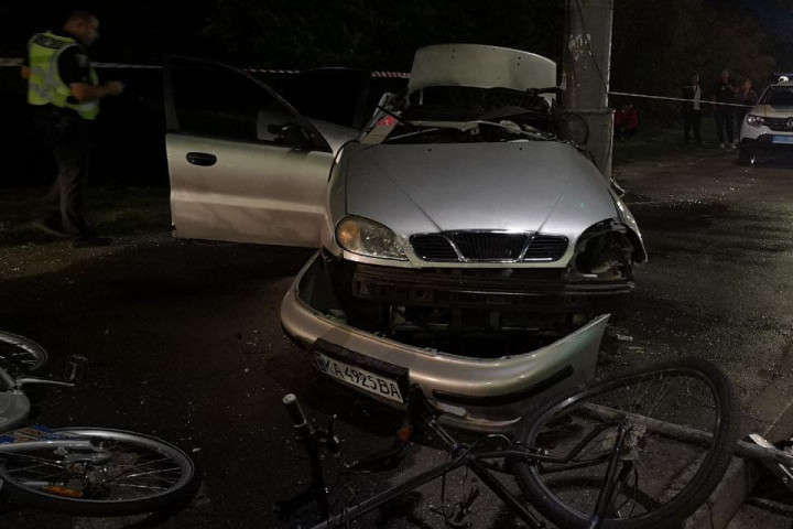 У Києві авто влетіло у електроопору: водій загинув
