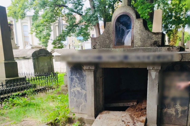 На Прикарпатті підлітки розтрощили могили на кладовищі і зняли це на відео
