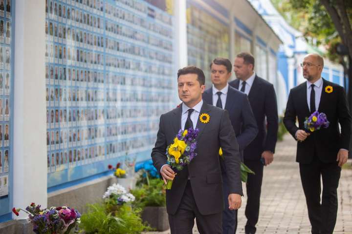 Зеленський вшанував пам’ять полеглих за Україну воїнів