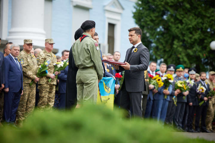 Зеленський присвоїв звання Героя України двом загиблим у 2014 році захисникам та поклав квіти до Дзвона пам’яті