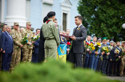 Зеленський присвоїв звання Героя України двом загиблим у 2014 році захисникам та поклав квіти до Дзвона пам’яті
