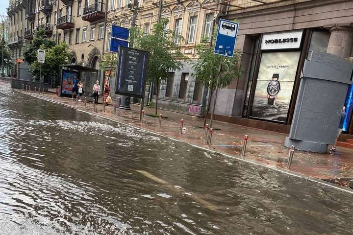 Центр Києва «поплив» – сильний дощ затопив вулиці столиці (відео)