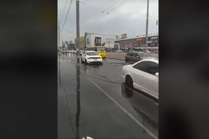 Наслідки зливи у Києві. Петрівку затопило (відео)