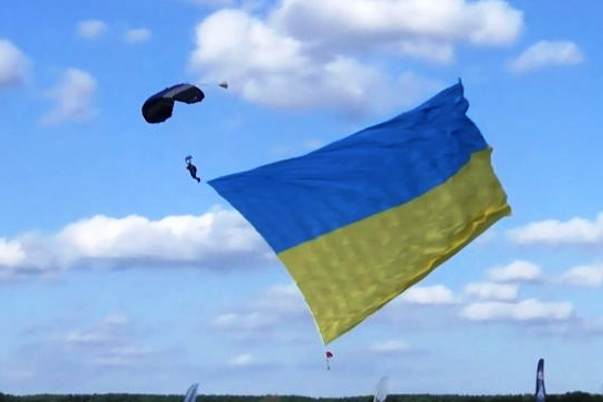 Національний рекорд: у небі над Києвом військовий розгорнув найбільший прапор (фото)