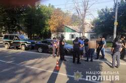 Двоє чоловіків біля одного з розважальних закладів раптово почали стріляти в опонентів